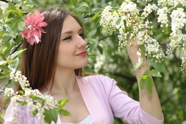 Retrato Primavera Uma Menina Bonita Jovem — Fotografia de Stock