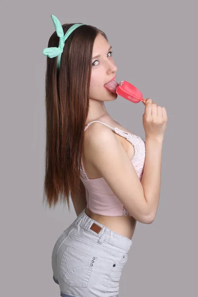 Jeune Fille Avec Crème Glacée Rose Sur Fond Gris — Photo