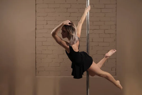 Schönes Sportmädchen Das Akrobatik Auf Einer Stange Macht — Stockfoto