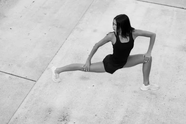 Νεαρή Ελκυστική Γυναίκα Γυμναστικής Εκτελεί Ένα Σπάγκο — Φωτογραφία Αρχείου