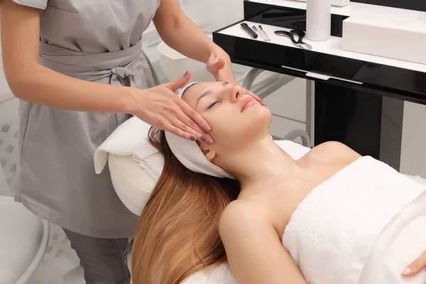 Tratamiento Facial Una Joven Salón Cosmetología — Foto de Stock