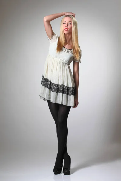 Junges Mode Model Kleid Posiert Atelier — Stockfoto