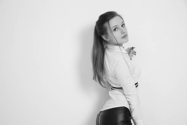 Genç sevimli kız güzel bir yüze sahip