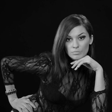 Siyah seksi iç çamaşırlı genç güzel kız