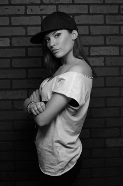 bir kara delik poz genç ciddi kız