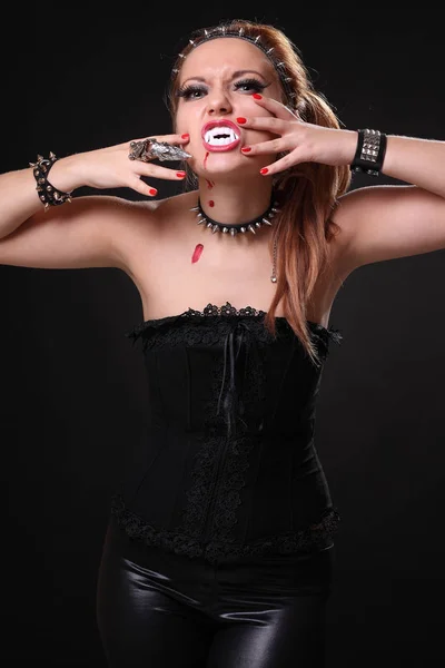 Lateks Giymiş Genç Seksi Vampir Kız — Stok fotoğraf
