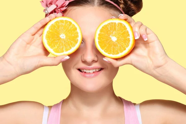 Joven Chica Feliz Posando Con Mitades Naranja — Foto de Stock