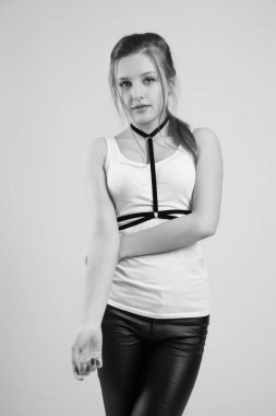 Genç sevimli kız güzel bir yüze sahip