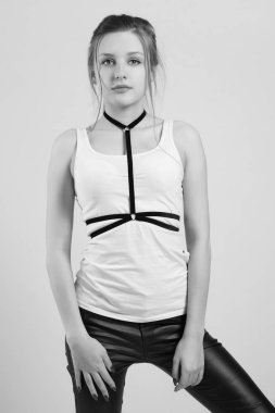 Genç sevimli kız güzel bir yüze sahip