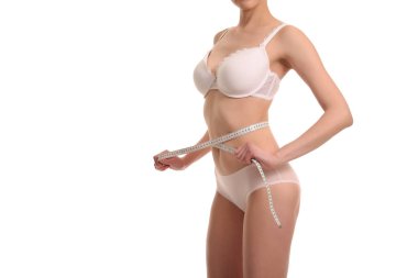 Genç kız teyp ölçme ile vücut ölçüleri yapıyor