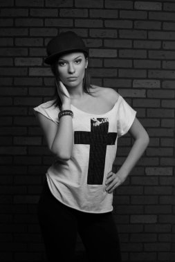 bir kara delik poz genç ciddi kız