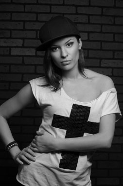 bir kara delik poz genç ciddi kız