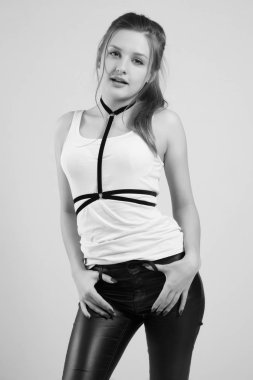 Genç sevimli kız güzel bir yüze sahip