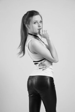 Genç sevimli kız güzel bir yüze sahip