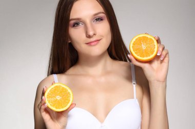 Mutlu kız turuncu yarısı ile poz