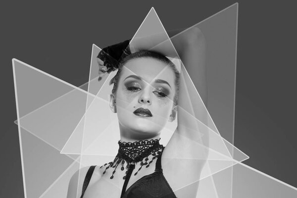 Красивый женский портрет с черным макияжем
