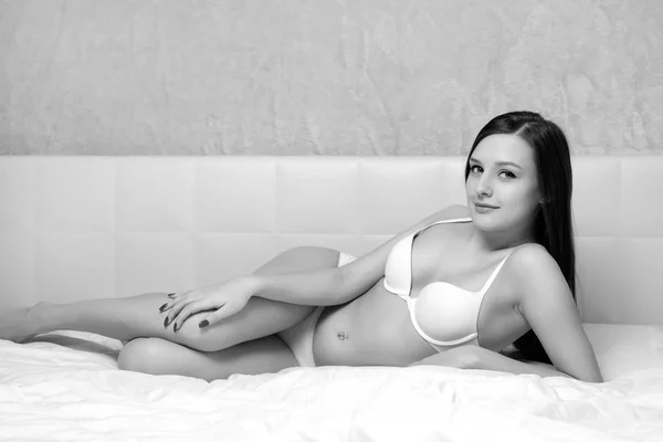 ランジェリーでビーティの体でセクシーな若い女性 — ストック写真