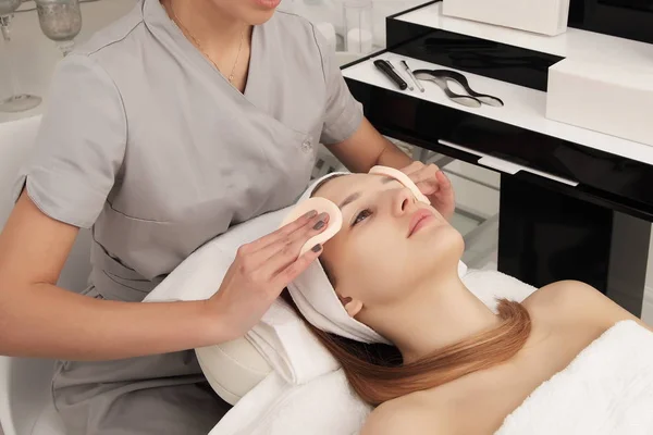 Facial Treatment Young Woman Cosmetology Salon — Stock Photo, Image