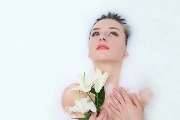 Porträt Eines Jungen Mädchens Einer Badewanne Mit Milch — Stockfoto