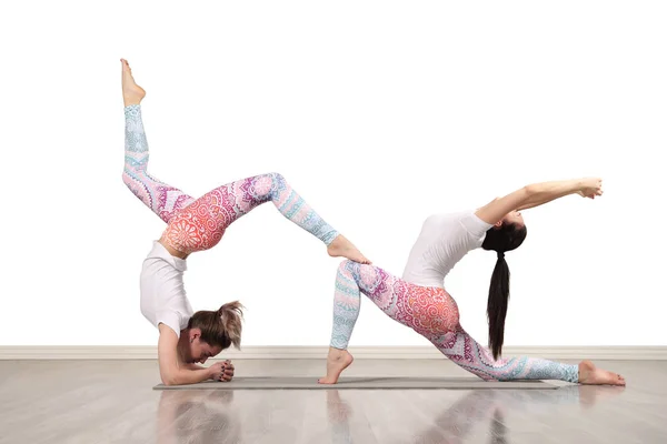 Young Female Acrobats Make Beautiful Acrobatic Poses — Stock Photo, Image