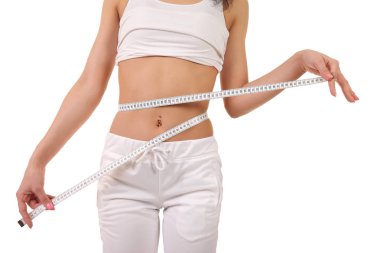 Genç kız ile ince bir bel ölçüm bandı yapar