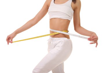 Genç kız ile ince bir bel ölçüm bandı yapar