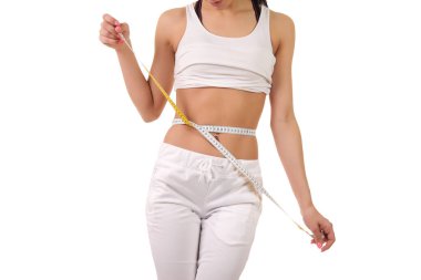 Genç kız ile ince bir bel ölçüm bandı yapar