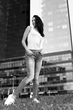 Genç seksi kız açık havada poz kot pantolon