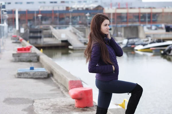 Giovane Ragazza Giacca Sta Camminando Lungo Strada — Foto Stock