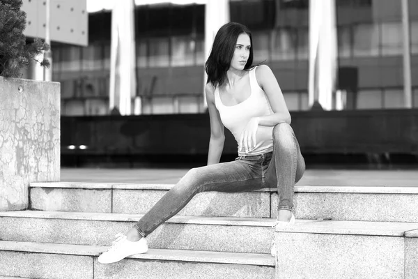 Joven Sexy Chica Jeans Posando Aire Libre —  Fotos de Stock