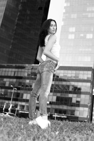 Genç Seksi Kız Açık Havada Poz Kot Pantolon — Stok fotoğraf