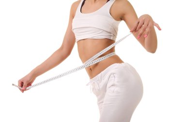 Genç kız ile ince bir bel ölçüm bandı yapar