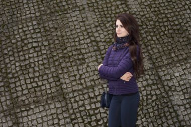 Genç kız ceket cadde boyunca yürüyor