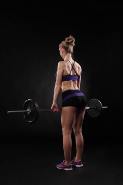 genç atletik kız bacaklar ve eşek için egzersizleri yapıyor