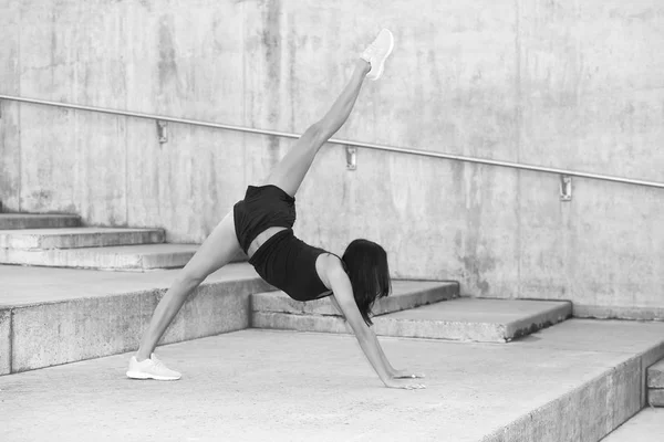 Junge Attraktive Weibliche Fitness Frau Die Einen Zwirn Durchführt — Stockfoto