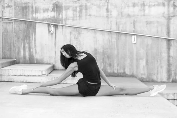 Jong Aantrekkelijk Vrouwelijk Fitness Vrouw Het Uitvoeren Van Een Twine — Stockfoto