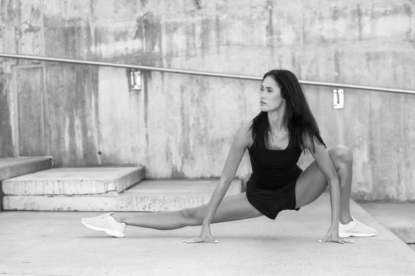 Jong Aantrekkelijk Vrouwelijk Fitness Vrouw Het Uitvoeren Van Een Twine — Stockfoto