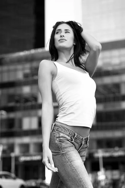 Jovem Sexy Menina Jeans Posando Livre — Fotografia de Stock