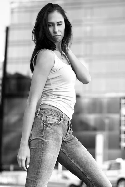 屋外でポーズのジーンズの若いセクシーな女の子 — ストック写真