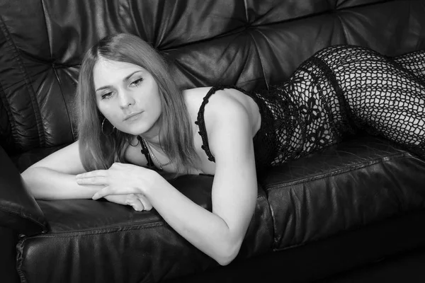 ソファの上のランジェリーのセクシーな少女 — ストック写真
