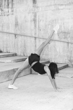 Genç çekici kadın fitness kadını sicim yapıyor.