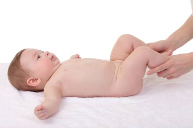 Anne bebek beyaz arka plan üzerinde için masaj yapıyor