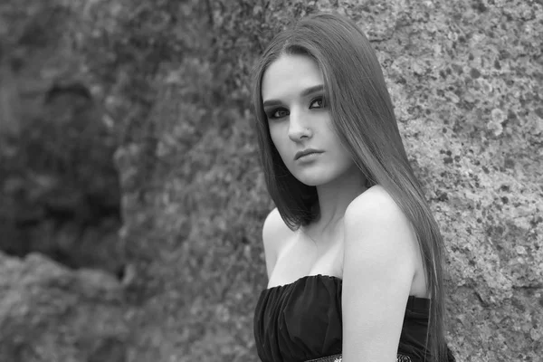 Siyah Beyaz Fotoğraf Elbiseli Genç Üzgün Kız — Stok fotoğraf