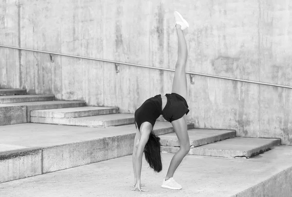 Genç Çekici Kadın Fitness Kadını Sicim Yapıyor — Stok fotoğraf