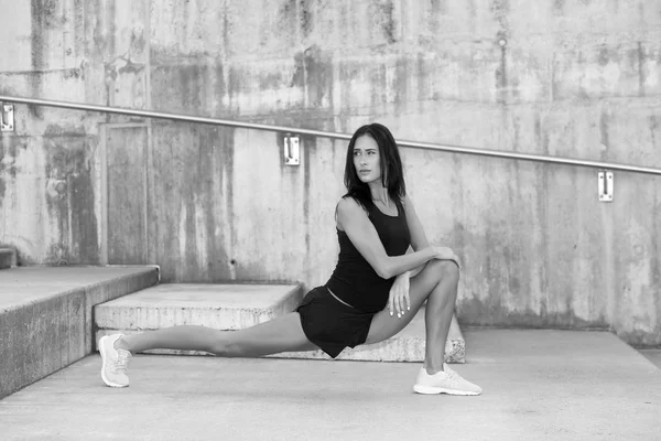 Jong Aantrekkelijk Vrouwelijk Fitness Vrouw Het Uitvoeren Van Een Twine — Stockfoto