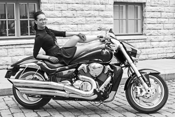 Jeune Fille Sur Une Moto Puissante — Photo