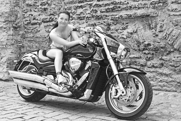 年轻女孩在一辆强有力的摩托车 — 图库照片