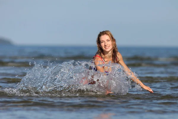 Młoda Szczupła Dziewczyna Bikini Morzu — Zdjęcie stockowe