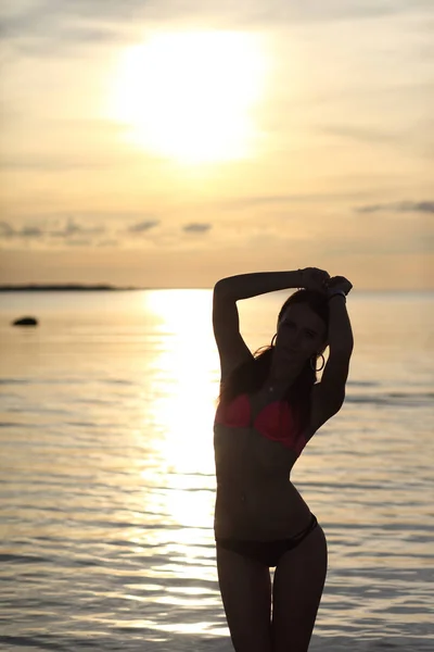 Giovane Ragazza Bikini Sullo Sfondo Del Tramonto Sul Mare — Foto Stock