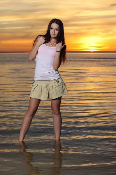Junges Mädchen Auf Dem Meer Bei Sonnenuntergang — Stockfoto